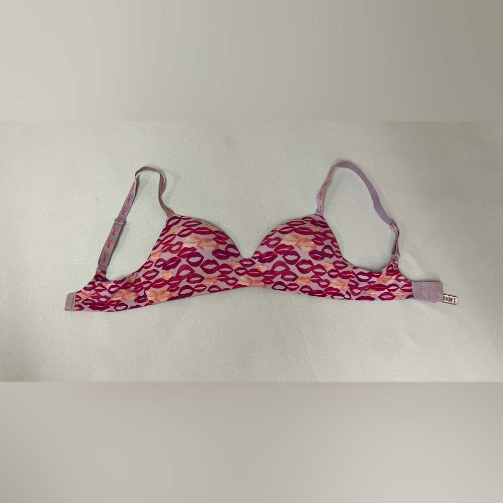 2/$20 -♥️34 D Victoria’s Secret Pink & Purple Kiss Print Bra - sexy and fun